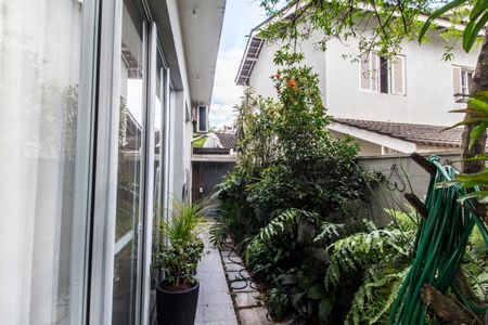 Casa de condomínio à venda com 370m², 3 quartos e 4 vagas Casa de condomínio à venda com 370m², 3 quartos e 4 vagasQuintal