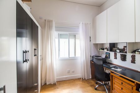 Casa de condomínio à venda com 370m², 3 quartos e 4 vagas Casa de condomínio à venda com 370m², 3 quartos e 4 vagasEscritório