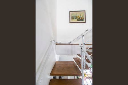 Casa de condomínio à venda com 370m², 3 quartos e 4 vagas Casa de condomínio à venda com 370m², 3 quartos e 4 vagasEscada