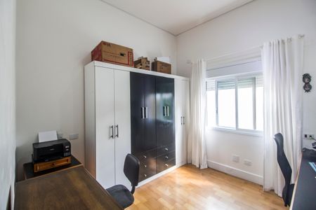 Casa de condomínio à venda com 370m², 3 quartos e 4 vagas Casa de condomínio à venda com 370m², 3 quartos e 4 vagasEscritório