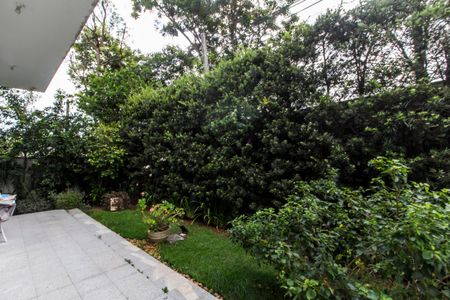 Casa de condomínio à venda com 370m², 3 quartos e 4 vagas Casa de condomínio à venda com 370m², 3 quartos e 4 vagasQuintal