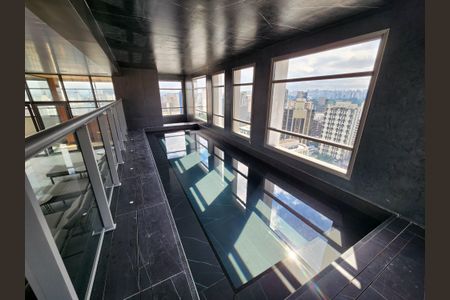 Studio à venda com 28m², 1 quarto e sem vaga Studio à venda com 28m², 1 quarto e sem vagaÁrea comum - Piscina Coberta