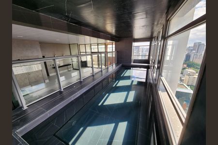 Studio à venda com 28m², 1 quarto e sem vaga Studio à venda com 28m², 1 quarto e sem vagaÁrea comum - Piscina Coberta