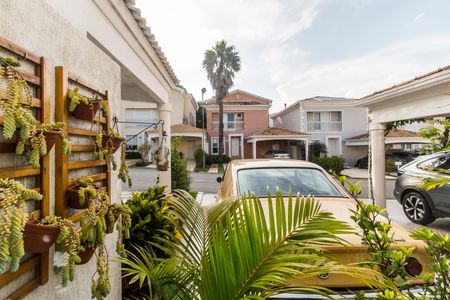 Casa de condomínio à venda com 236m², 3 quartos e 4 vagas Casa de condomínio à venda com 236m², 3 quartos e 4 vagasVista