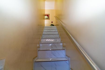 Casa à venda com 150m², 4 quartos e 2 vagasEscada de Entrada