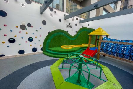 Apartamento à venda com 175m², 4 quartos e 2 vagas Apartamento à venda com 175m², 4 quartos e 2 vagasÁrea comum - Playground