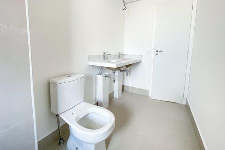 Apartamento à venda com 175m², 4 quartos e 2 vagas Apartamento à venda com 175m², 4 quartos e 2 vagasBanheiro da Suíte 2
