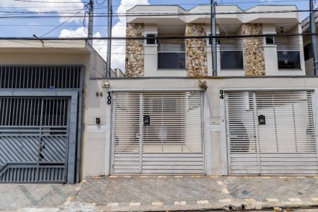 Casa à venda com 120m², 3 quartos e 2 vagas Casa à venda com 120m², 3 quartos e 2 vagasFachada