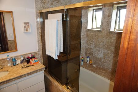 Apartamento à venda com 305m², 4 quartos e 4 vagasBanheiro Suíte 2