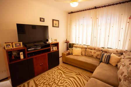 Casa à venda com 220m², 4 quartos e 3 vagas Casa à venda com 220m², 4 quartos e 3 vagasSala