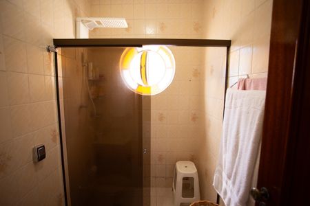 Casa à venda com 220m², 4 quartos e 3 vagas Casa à venda com 220m², 4 quartos e 3 vagasBANHEIRO