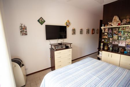 Casa à venda com 220m², 4 quartos e 3 vagas Casa à venda com 220m², 4 quartos e 3 vagasQUARTO 1