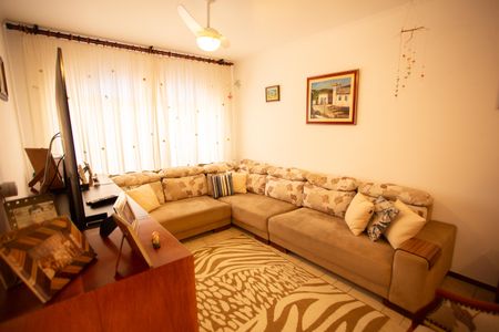 Casa à venda com 220m², 4 quartos e 3 vagas Casa à venda com 220m², 4 quartos e 3 vagasSala