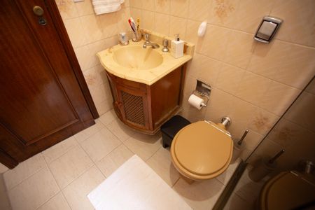 Casa à venda com 220m², 4 quartos e 3 vagas Casa à venda com 220m², 4 quartos e 3 vagasBANHEIRO