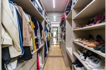 Apartamento à venda com 163m², 3 quartos e 3 vagas Apartamento à venda com 163m², 3 quartos e 3 vagasCloset Suíte 1