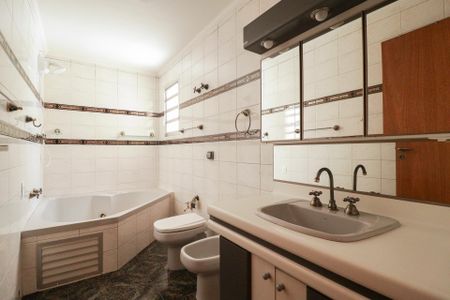 Casa para alugar com 173m², 3 quartos e 2 vagas Casa para alugar com 173m², 3 quartos e 2 vagasBanheiro da Suíte