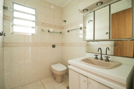 Casa para alugar com 173m², 3 quartos e 2 vagas Casa para alugar com 173m², 3 quartos e 2 vagasBanheiro Social 2