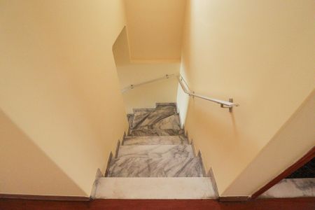 Casa para alugar com 173m², 3 quartos e 2 vagas Casa para alugar com 173m², 3 quartos e 2 vagasEscada