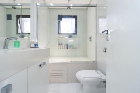 Apartamento à venda com 150m², 3 quartos e 3 vagas Apartamento à venda com 150m², 3 quartos e 3 vagasBanheiro da Suíte 1