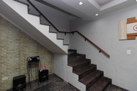 Casa à venda com 120m², 3 quartos e 2 vagas Casa à venda com 120m², 3 quartos e 2 vagasEscada