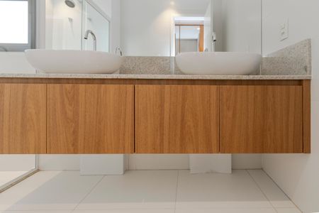 Apartamento para alugar com 165m², 3 quartos e 3 vagas Apartamento para alugar com 165m², 3 quartos e 3 vagasBanheiro da Suíte 1