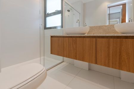 Apartamento para alugar com 165m², 3 quartos e 3 vagas Apartamento para alugar com 165m², 3 quartos e 3 vagasBanheiro da Suíte 1