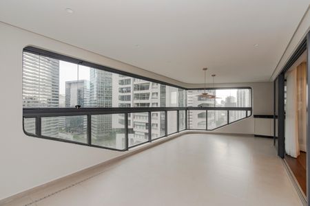 Apartamento para alugar com 165m², 3 quartos e 3 vagas Apartamento para alugar com 165m², 3 quartos e 3 vagasVaranda