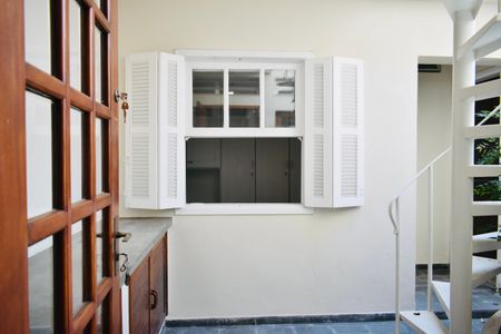 Casa de condomínio à venda com 220m², 4 quartos e 4 vagasQuintal