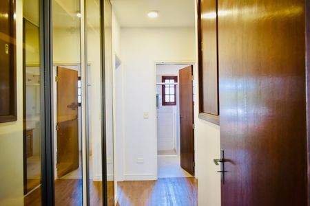 Casa de condomínio à venda com 220m², 4 quartos e 4 vagasSuíte 3