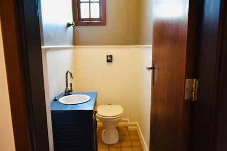 Casa de condomínio à venda com 220m², 4 quartos e 4 vagasLavabo