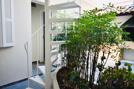 Casa de condomínio à venda com 220m², 4 quartos e 4 vagasQuintal