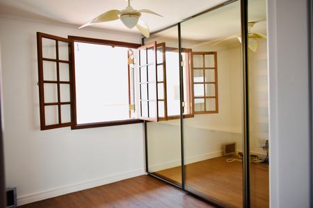 Casa de condomínio à venda com 220m², 4 quartos e 4 vagasSuíte 2