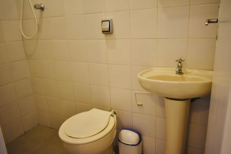 Casa de condomínio à venda com 220m², 4 quartos e 4 vagasBanheiro de Serviço