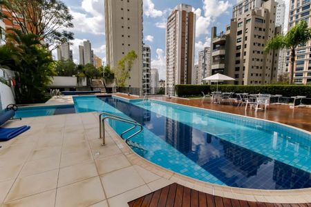 Apartamento à venda com 237m², 3 quartos e 3 vagasÁrea comum - Piscina