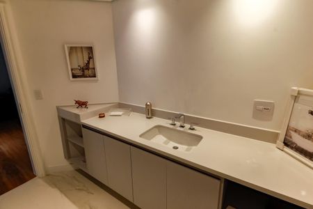 Apartamento à venda com 237m², 3 quartos e 3 vagasBanheiro da Suíte 1