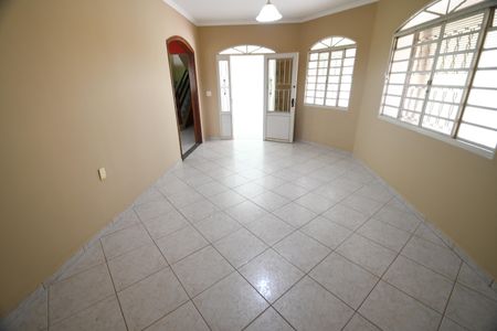 Casa à venda com 310m², 4 quartos e 5 vagasSala