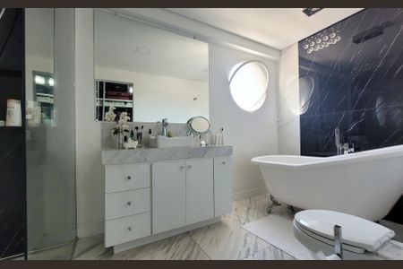 Apartamento à venda com 284m², 5 quartos e 3 vagasBanheiro da suíte