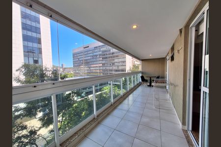 Apartamento para alugar com 115m², 3 quartos e 2 vagas Apartamento para alugar com 115m², 3 quartos e 2 vagasVaranda