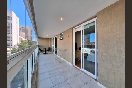 Apartamento para alugar com 115m², 3 quartos e 2 vagas Apartamento para alugar com 115m², 3 quartos e 2 vagasVaranda