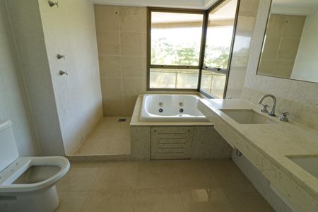 Apartamento à venda com 262m², 4 quartos e 2 vagasSuíte 03 Banheiro