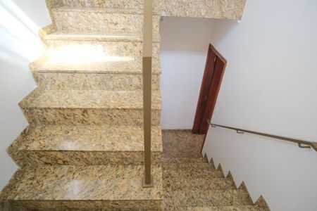 Casa à venda com 180m², 5 quartos e 4 vagasEscada