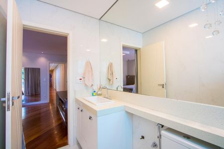 Casa à venda com 362m², 3 quartos e 4 vagasBanheiro do quarto 1