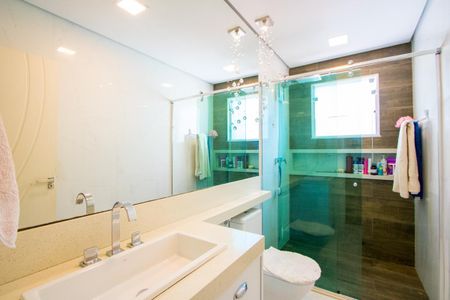 Casa à venda com 362m², 3 quartos e 4 vagasBanheiro do quarto 1