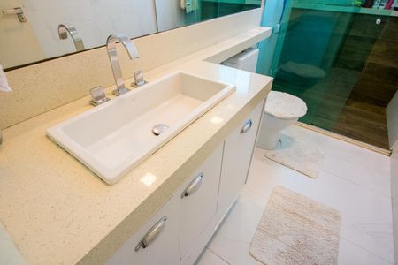 Casa à venda com 362m², 3 quartos e 4 vagasBanheiro do quarto 1