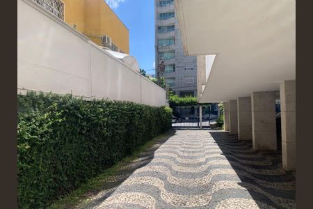 Apartamento à venda com 227m², 4 quartos e 2 vagas Apartamento à venda com 227m², 4 quartos e 2 vagasÁrea de manobra