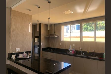 Apartamento à venda com 227m², 4 quartos e 2 vagas Apartamento à venda com 227m², 4 quartos e 2 vagasCozinha