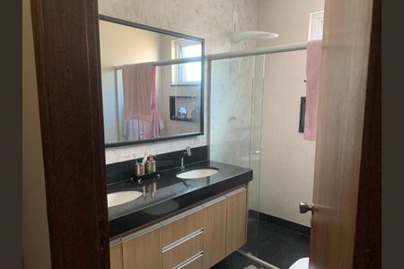 Apartamento à venda com 227m², 4 quartos e 2 vagas Apartamento à venda com 227m², 4 quartos e 2 vagasBanho Social