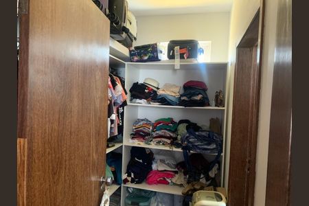 Apartamento à venda com 227m², 4 quartos e 2 vagas Apartamento à venda com 227m², 4 quartos e 2 vagasCloset