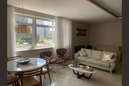Apartamento à venda com 227m², 4 quartos e 2 vagas Apartamento à venda com 227m², 4 quartos e 2 vagasSalas Estar, TV, reunião e de jantar