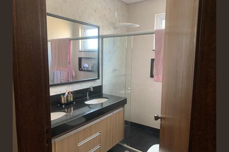 Apartamento à venda com 227m², 4 quartos e 2 vagas Apartamento à venda com 227m², 4 quartos e 2 vagasBanho Suite